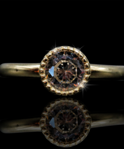 Anillo solitario, montura circular diamantada, oro 10K