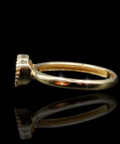 Anillo solitario, montura circular diamantada, oro 10K